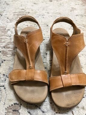 Taos Footwear Tan Leather T-Strap Comfort Sandals